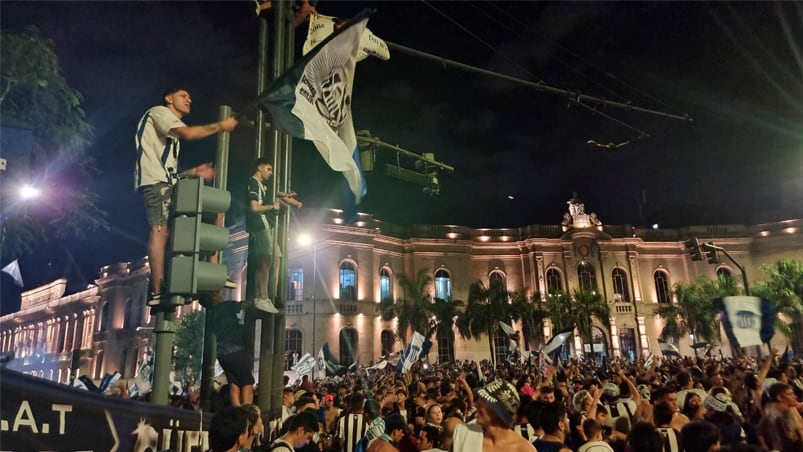 Los festejos de los hinchas de la T en el Patio Olmos. Foto: Francisco Arias / El Doce.