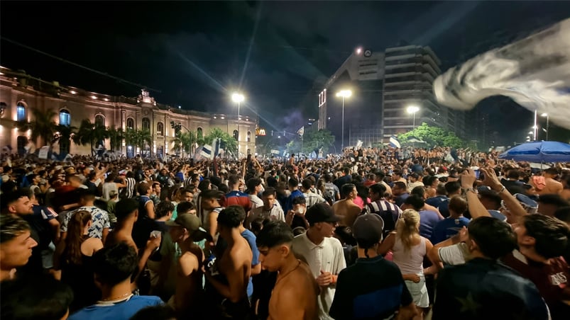 Los festejos de los hinchas de la T en el Patio Olmos. Foto: Francisco Arias / El Doce.