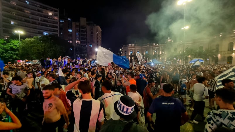 Los festejos de los hinchas de Talleres en el Patio Olmos. Foto: Francisco Arias / El Doce.