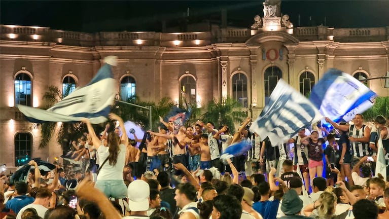 Los festejos de los hinchas de Talleres en el Patio Olmos. Foto: Francisco Arias / El Doce.