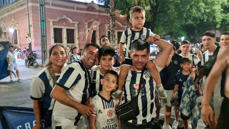 Los festejos de los hinchas de Talleres en el Patio Olmos. Foto: Francisco Arias / El Doce.