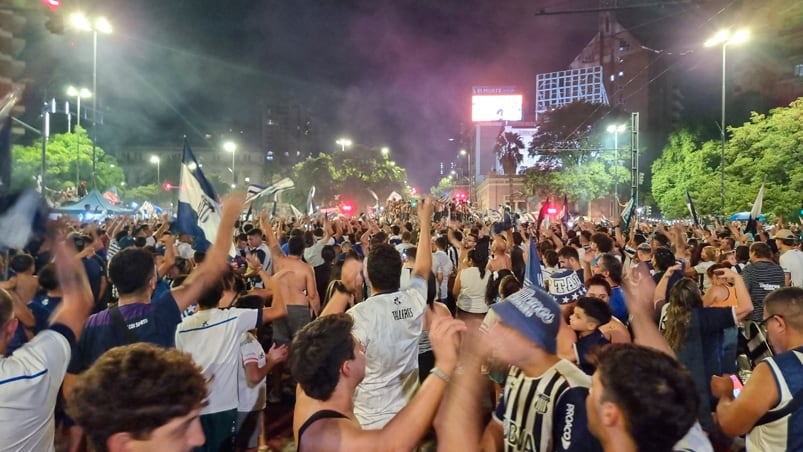 Los festejos de los hinchas de Talleres en el Patio Olmos. Foto: Francisco Arias / El Doce.