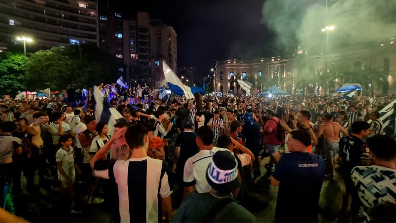 Los festejos de los hinchas de Talleres en el Patio Olmos. Foto: Francisco Arias / El Doce.