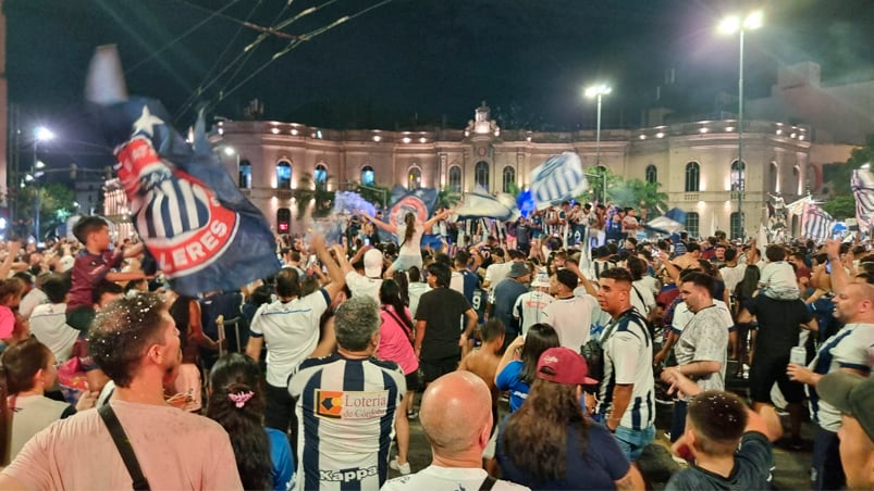 Los festejos de los hinchas de Talleres en el Patio Olmos. Foto: Francisco Arias / El Doce.