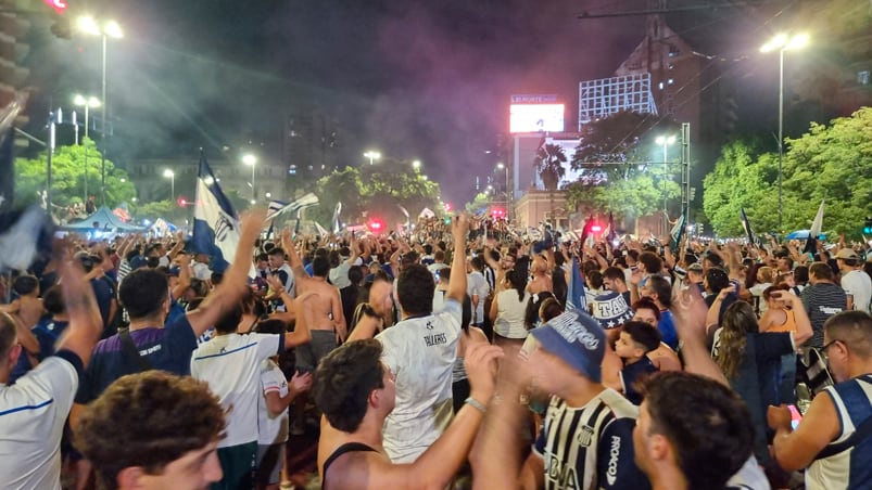 Los festejos de los hinchas de Talleres en el Patio Olmos. Foto: Francisco Arias / El Doce.