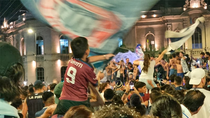 Los festejos de los hinchas de Talleres en el Patio Olmos. Foto: Francisco Arias / El Doce.