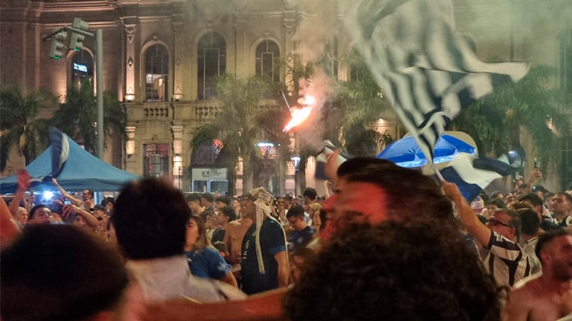 Los festejos de los hinchas de Talleres en el Patio Olmos. Foto: Francisco Arias / El Doce.