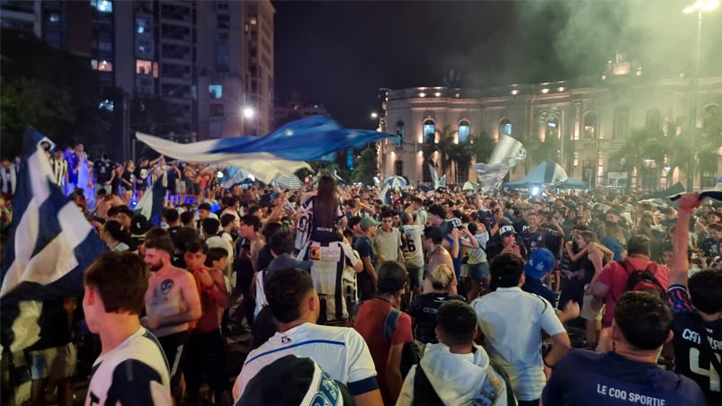 Los festejos de los hinchas de Talleres en el Patio Olmos. Foto: Francisco Arias / El Doce.