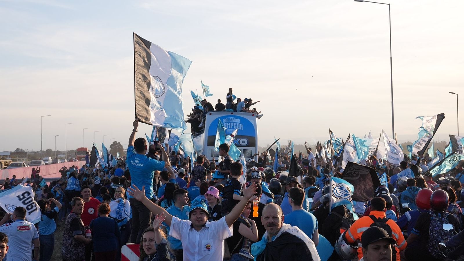 Los festejos del pueblo pirata continuaron en Córdoba. Fotos: Agustín Zaya/ElDoce.