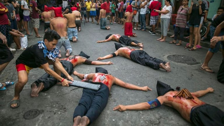 Los fieles católicos son protagonistas de los dolorosos ritos en Filipinas. 