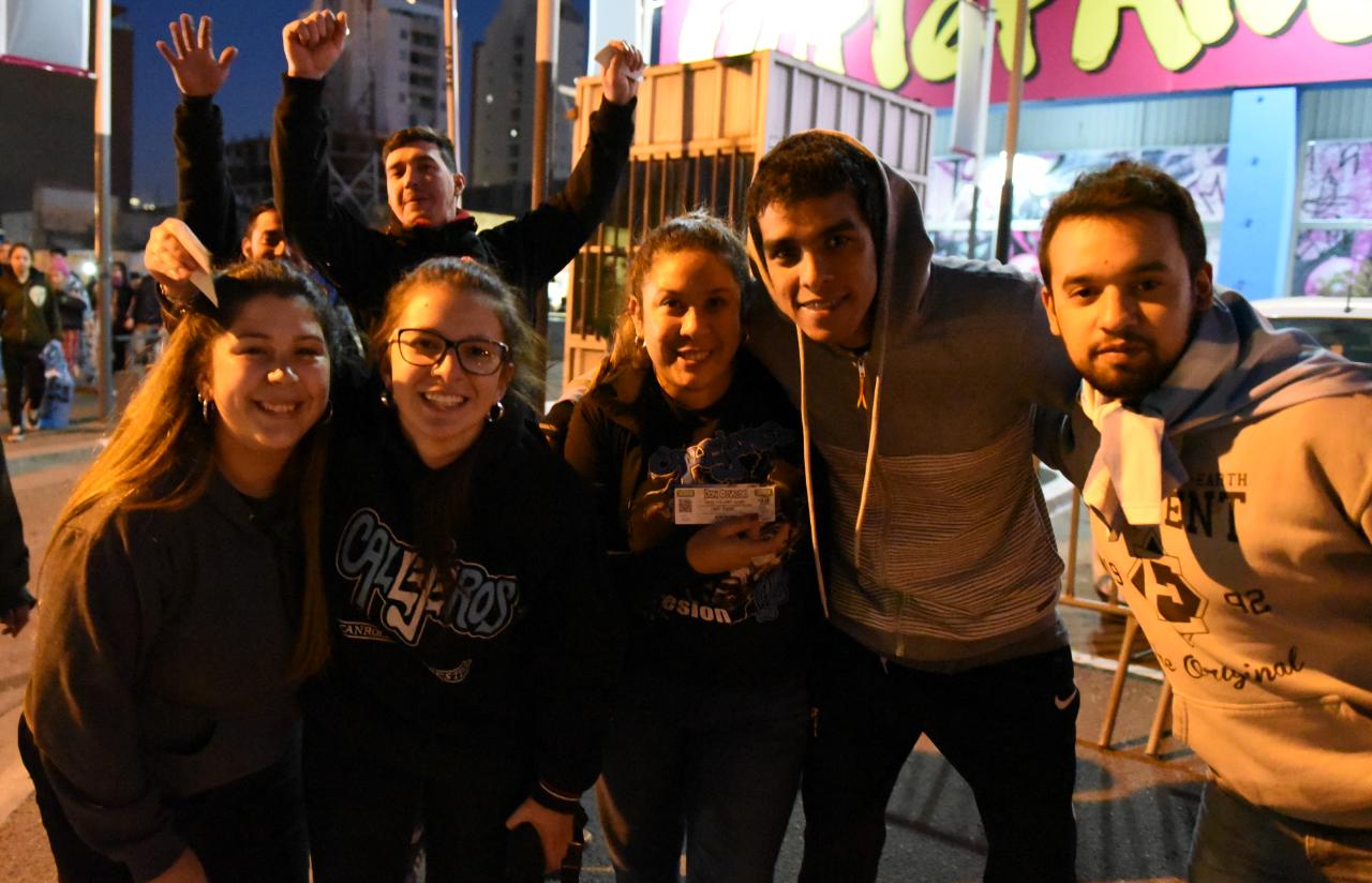 Los fieles seguidores de Pato Fontanet coparon la Plaza de la Música. Foto: Lucio Casalla / ElDoce.tv