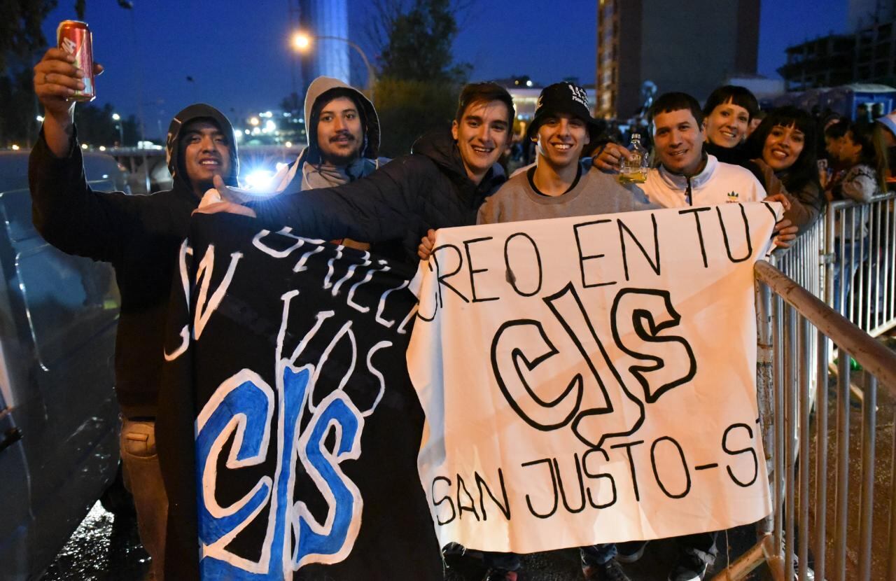 Los fieles seguidores de Pato Fontanet coparon la Plaza de la Música. Foto: Lucio Casalla / ElDoce.tv