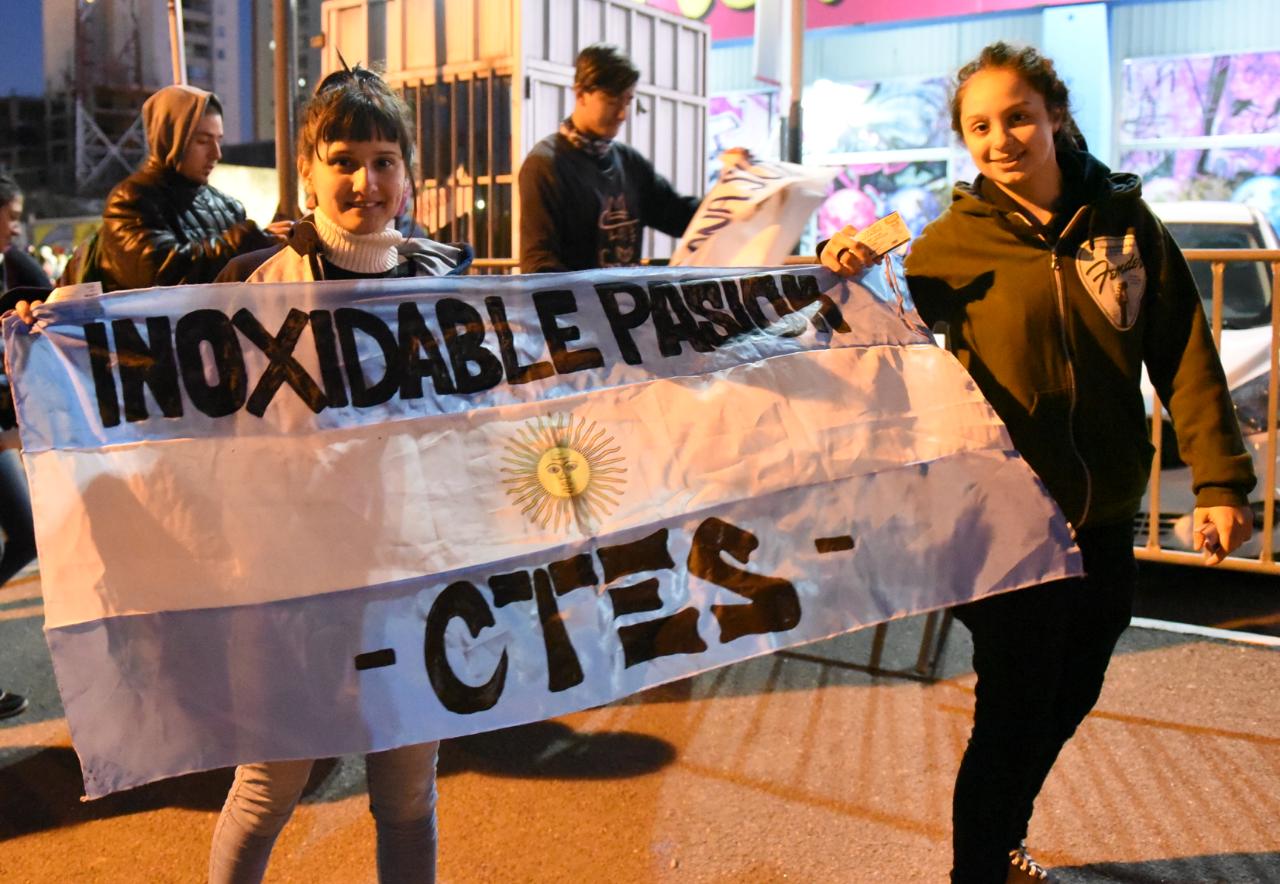 Los fieles seguidores de Pato Fontanet coparon la Plaza de la Música. Foto: Lucio Casalla / ElDoce.tv