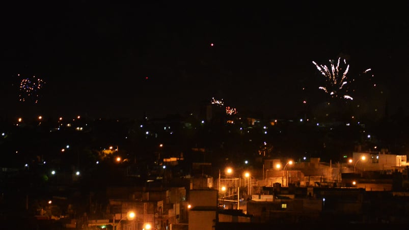 Los fuegos artificiales iluminaron los barrios de Córdoba