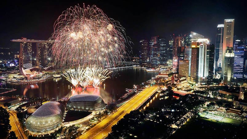 Los fuegos artificiales también hicieron lo suyo en Singapur. Foto: AP.