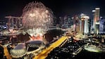 Los fuegos artificiales también hicieron lo suyo en Singapur. Foto: AP.