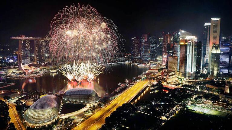 Los fuegos artificiales también hicieron lo suyo en Singapur. Foto: AP.