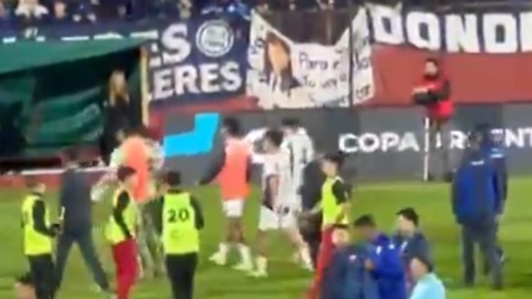 Los futbolistas albiazules fueron abucheados cuando se retiraron del campo de juego.