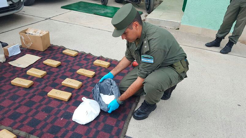 Los gendarmes exhibieron la droga secuestrada.