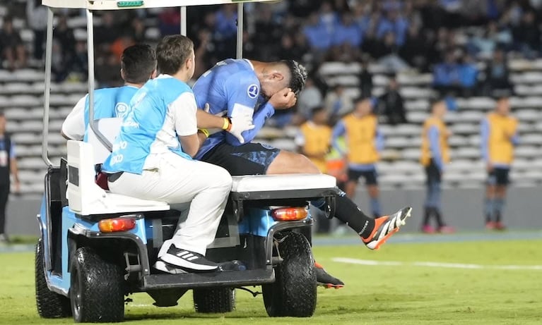 Los gestos de dolor de Passerini al abandonar el campo de juego. Foto: Lucio Casalla / ElDoce.