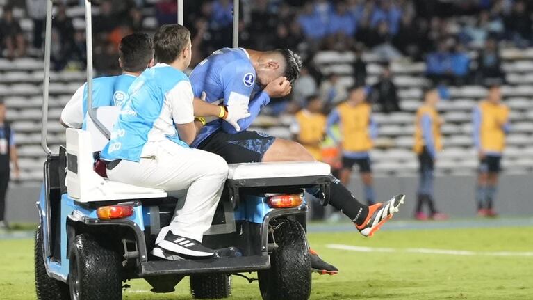 Los gestos de dolor de Passerini al abandonar el campo de juego. Foto: Lucio Casalla / ElDoce.