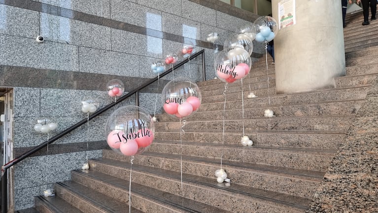 Los globos con los nombres de los bebés fueron colocados en las escalinatas de Tribunales. Foto: Fido Cuestas / El Doce.