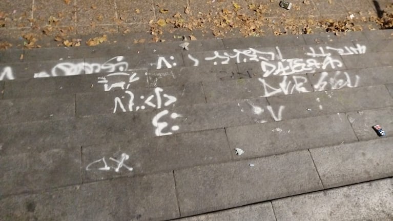 Los graffitis  fueron hechos en las escalinatas de la Municipalidad de Córdoba.