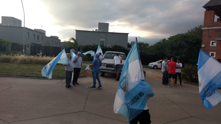 Los gremialistas escracharon a la funcionaria en la puerta del barrio privado donde vive.
