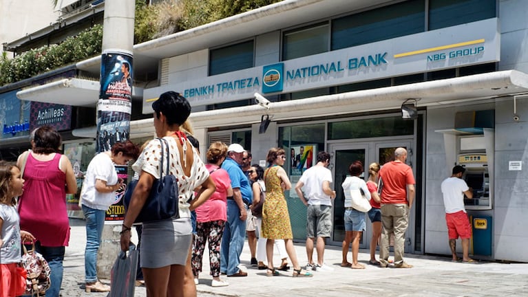 Los griegos se agolparon en los cajeros automáticos (Foto: CNN)