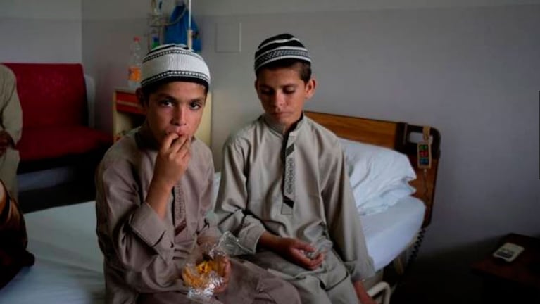Los hermanos Abdul Rasheed y Shoaib Ahmed en el hospital de Islamabad, Foto: AP