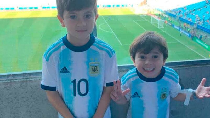 Los hermanos hicieron de las suyas en las tribunas del estadio.