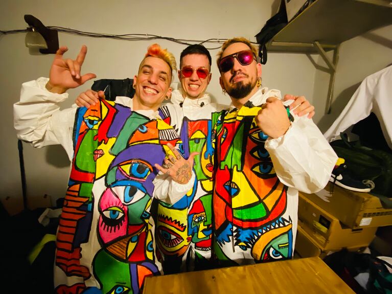 Los hermanos Ninci, con el traje hecho por el artista plástico Gastón Genaud.