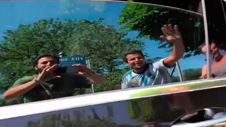 Los hermanos y la mujer, reflejados en el vidrio del auto del presidente. / Foto: Captura de pantalla