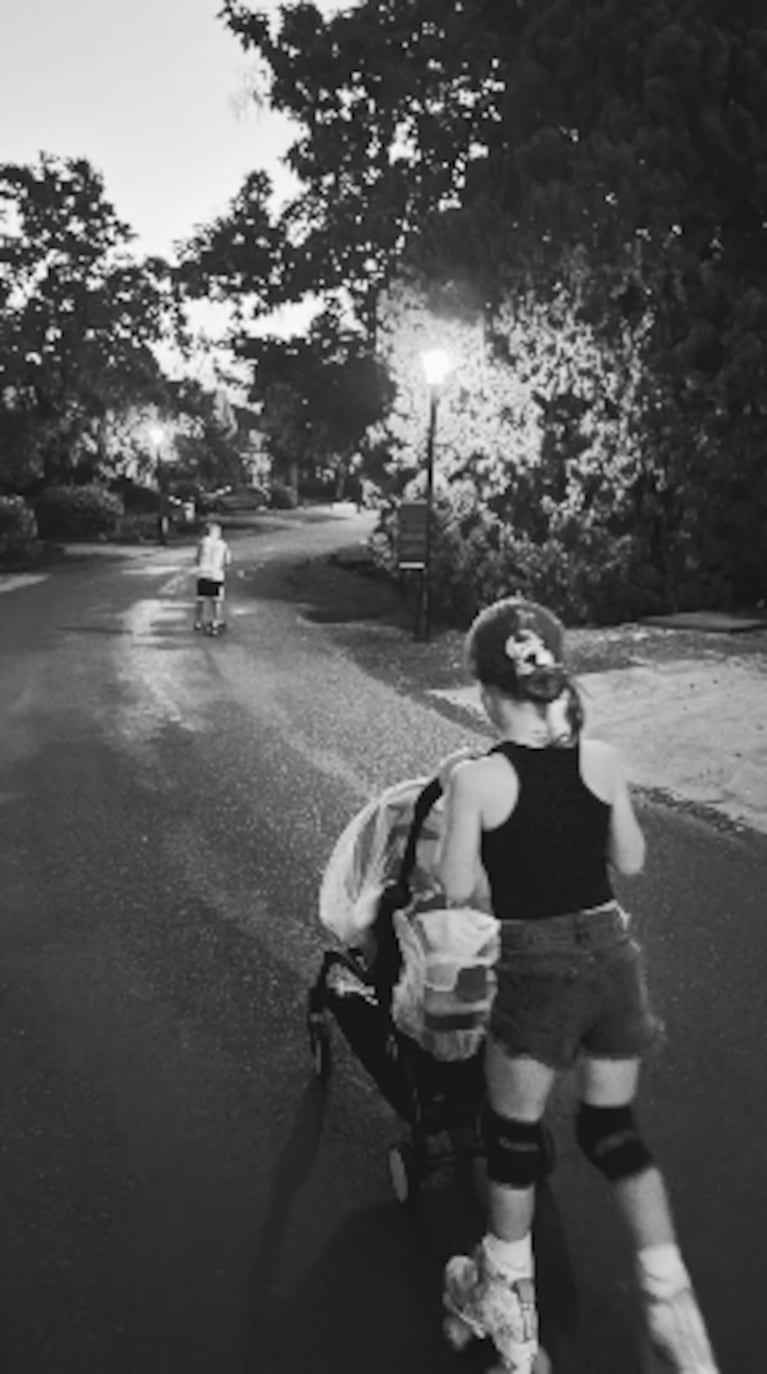 Los hijos de Cami Homs y De Paul con la beba recién nacida.