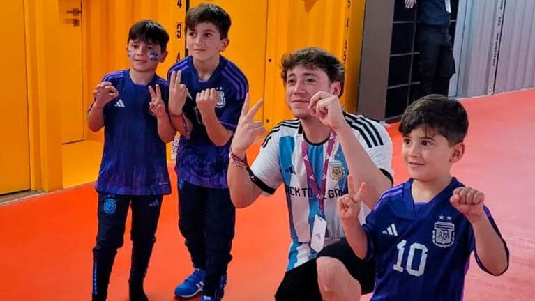 Los hijos de Messi posaron con Paulo Londra y predijeron el resultado de Argentina-Polonia