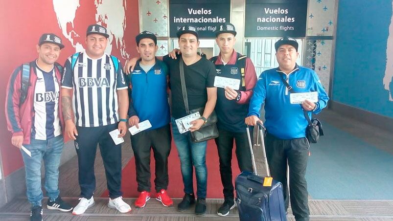 Los hinchas albiazules dejaron su huella en la arena brasilera. 