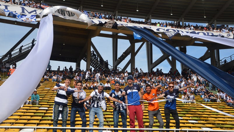 Los hinchas albiazules no se quieren perder el ascenso. Fotos: Lucio Casalla.