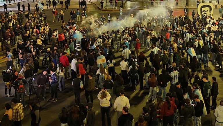 Los hinchas alentaron a la Selección en Patio Olmos pese a la derrota. Foto: Lucio Casalla / ElDoce.tv.