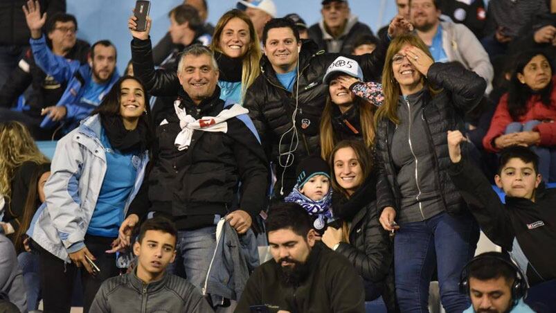 Los hinchas alentaron al "Pirata" en Alberdi. Foto: Lucio Casalla/ElDoce.tv