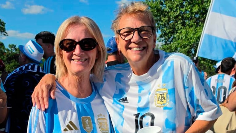 Los hinchas argentinos copan las calles de Kansas en la previa del debut de la Scaloneta.