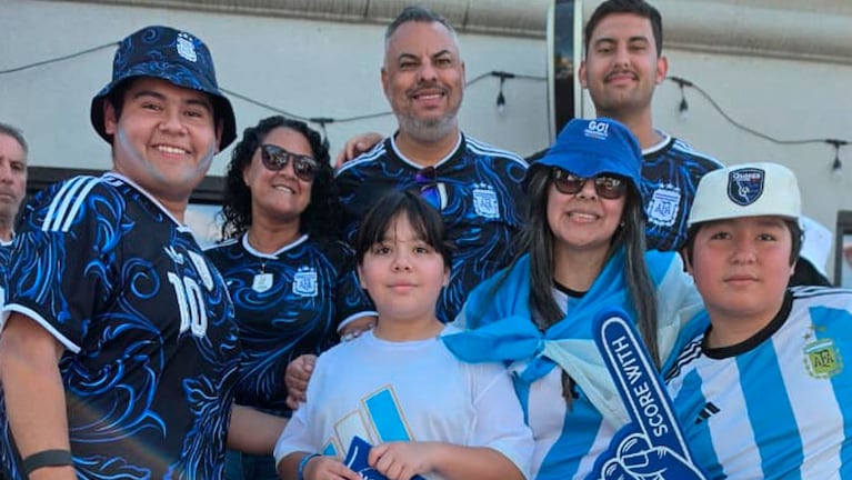 Los hinchas argentinos copan las calles de Kansas en la previa del debut de la Scaloneta.