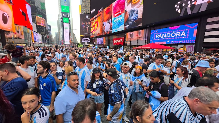 Los hinchas argentinos coparon Times Square.