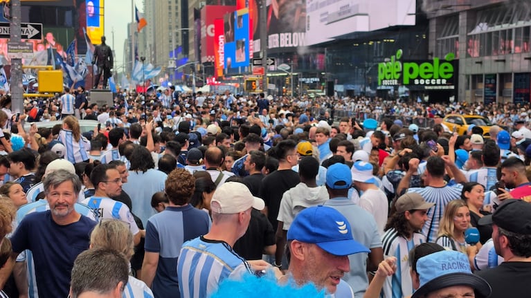 Los hinchas argentinos coparon Times Square.
