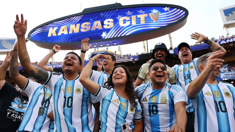 Los hinchas argentinos en el estadio Arrowhead de Kansas City. REUTERS/Bernadett Szabo