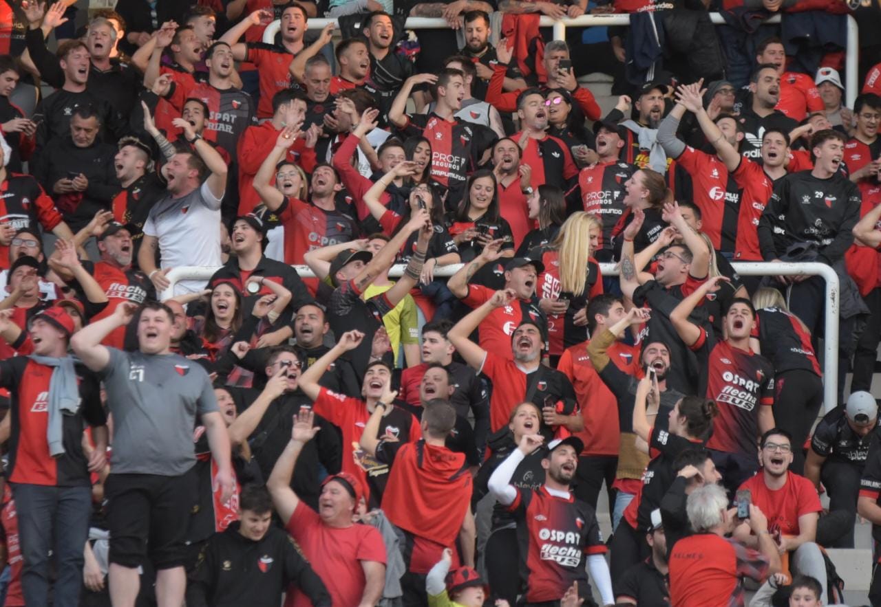 Los hinchas coparon el Kempes en el encuentro por la Copa Libertadores. Fotos: Lucio Casalla.