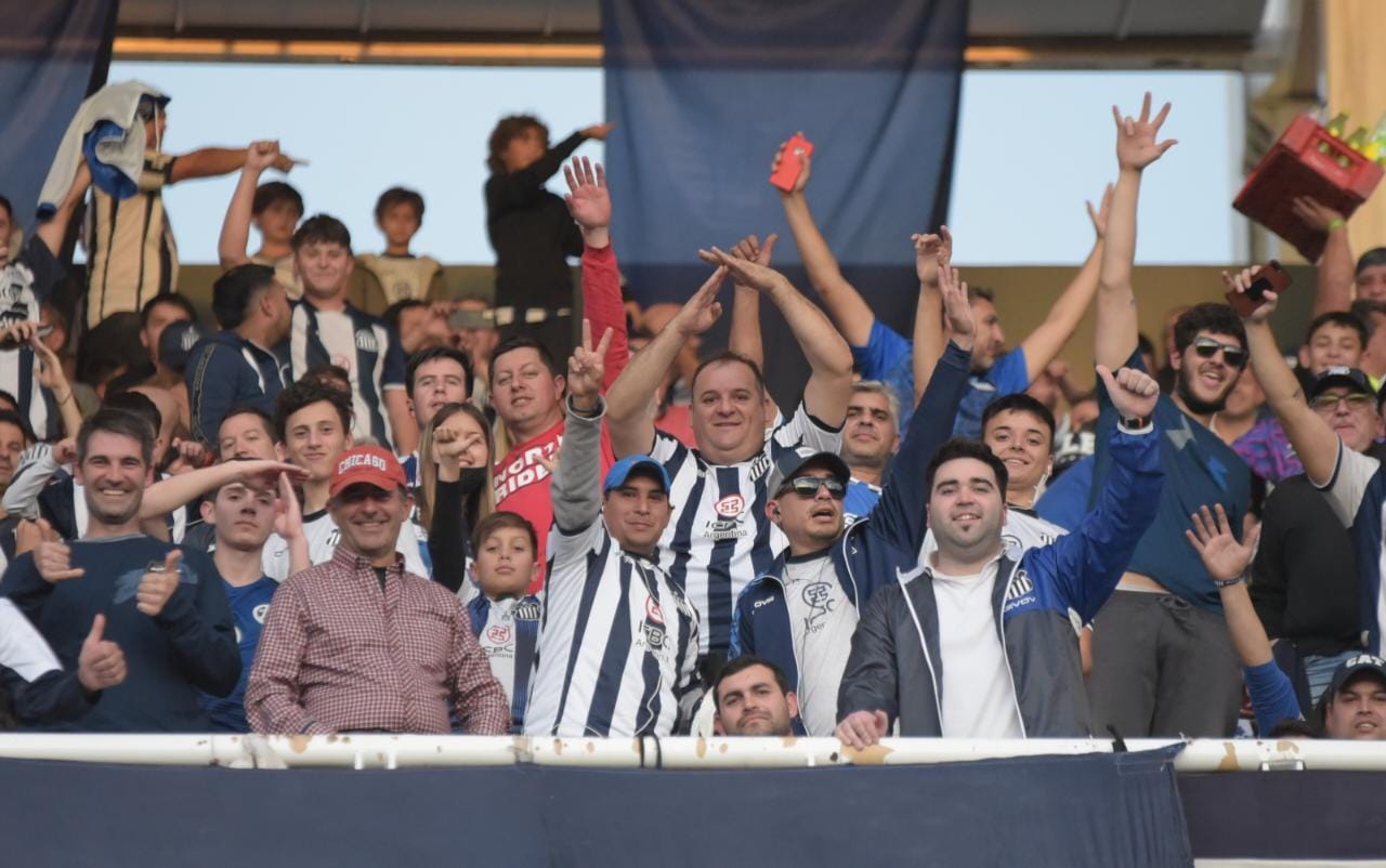 Los hinchas coparon el Kempes en el encuentro por la Copa Libertadores. Fotos: Lucio Casalla.