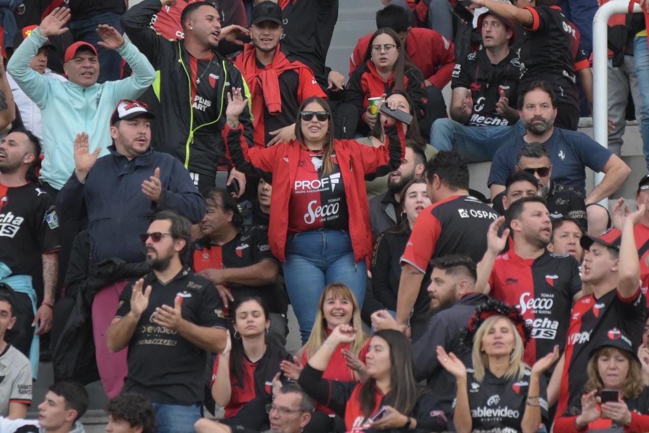 Los hinchas coparon el Kempes en el encuentro por la Copa Libertadores. Fotos: Lucio Casalla.