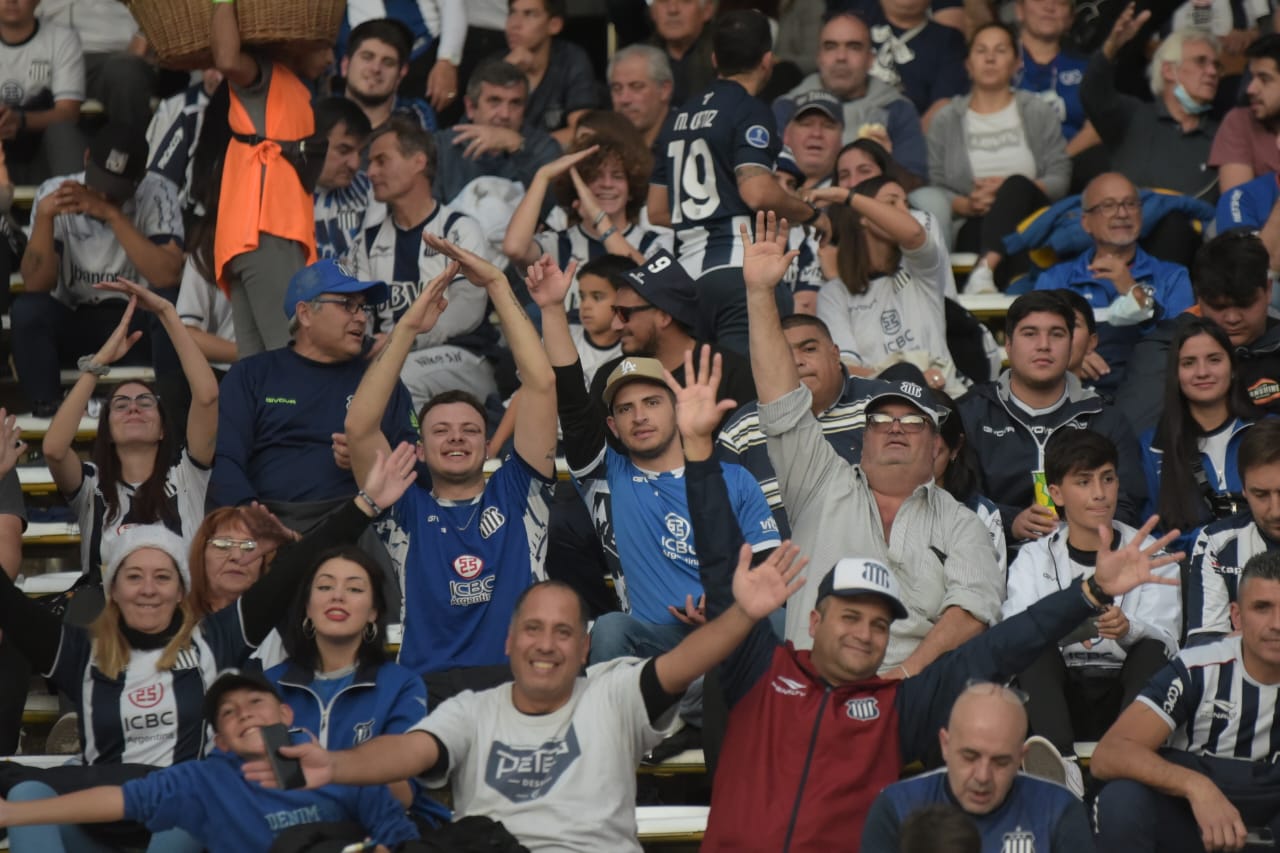 Los hinchas coparon el Kempes en el encuentro por la Copa Libertadores. Fotos: Lucio Casalla.