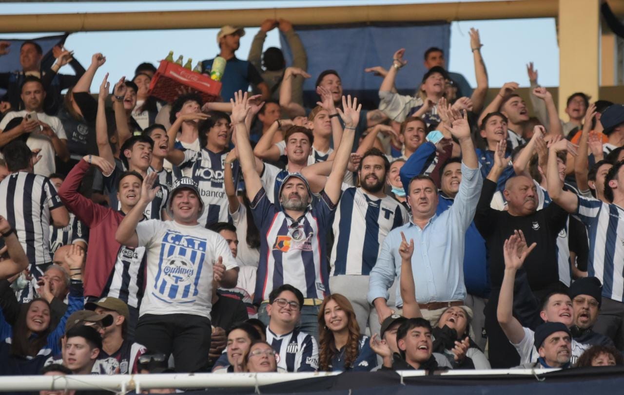 Los hinchas coparon el Kempes en el encuentro por la Copa Libertadores. Fotos: Lucio Casalla.