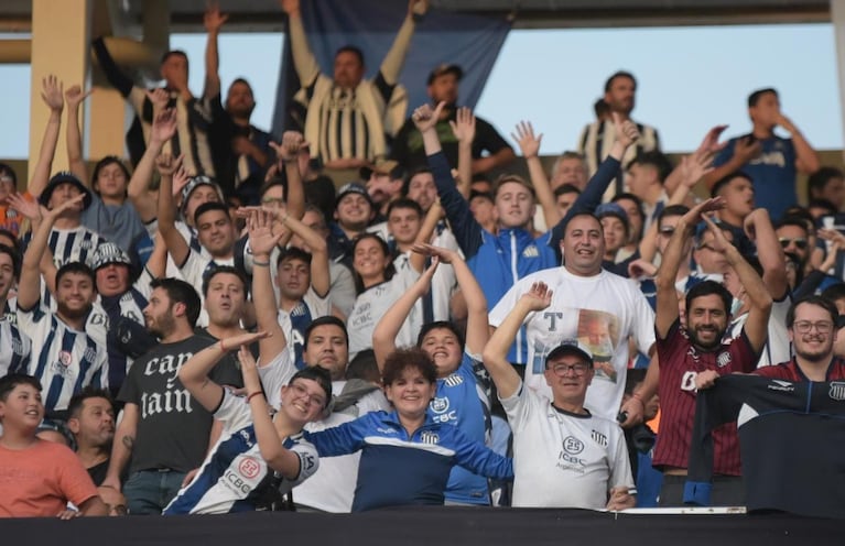 Los hinchas coparon el Kempes en el encuentro por la Copa Libertadores. Fotos: Lucio Casalla.